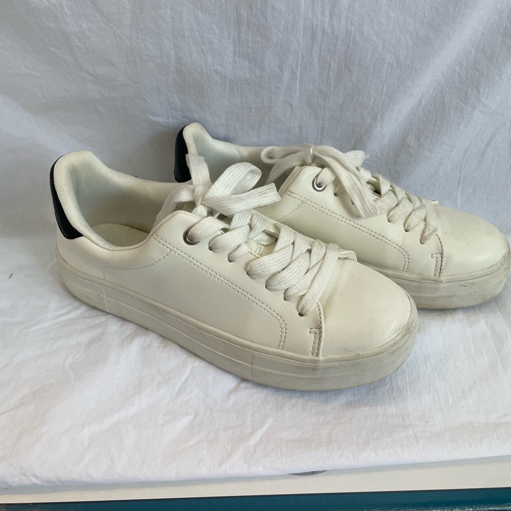 Simply Vera Vera Wang White and Black Sneakers